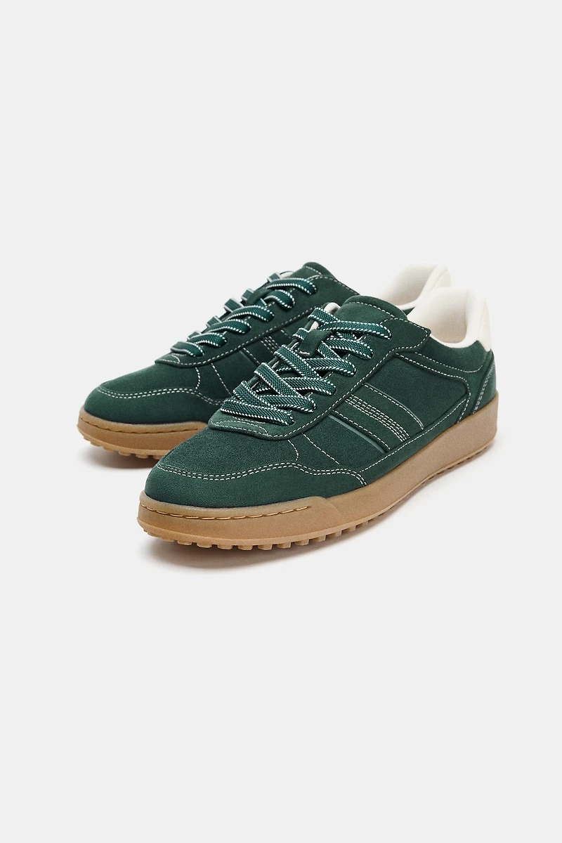 CHAUSSURES DE SPORT CONTRASTÉES