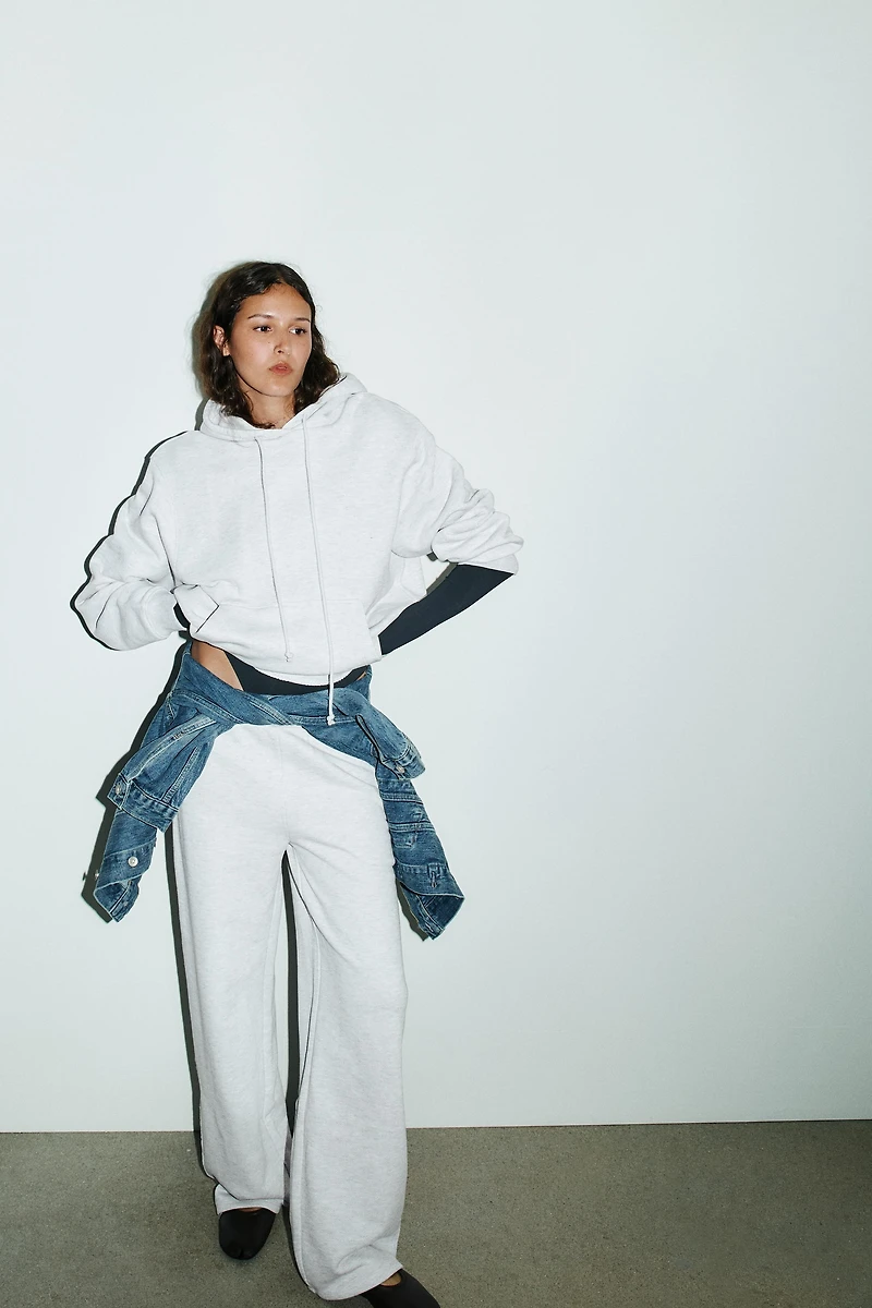 HOODED SWEATSHIRT