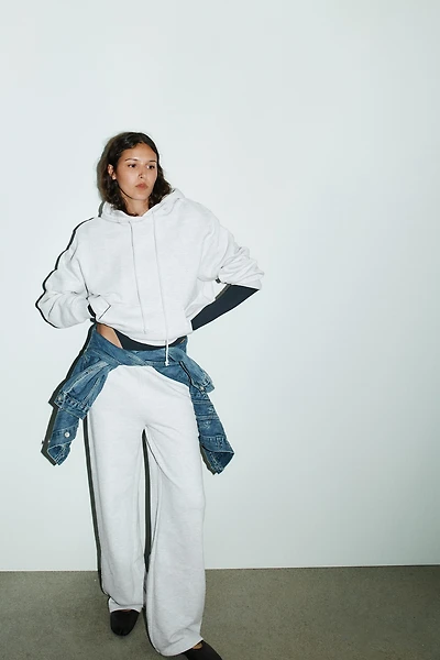 HOODED SWEATSHIRT