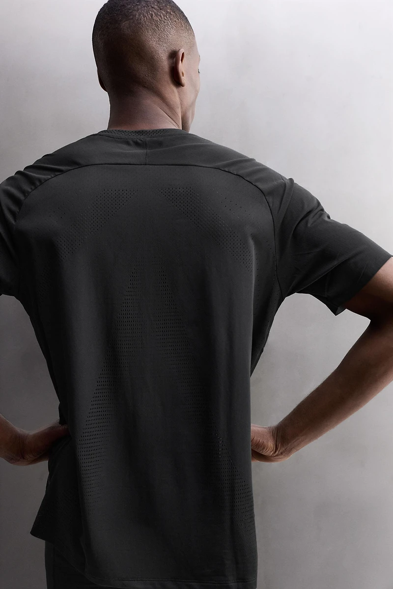 T-SHIRT TECHNIQUE PERFORÉ