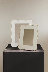 SCALLOPED METAL PICTURE FRAME