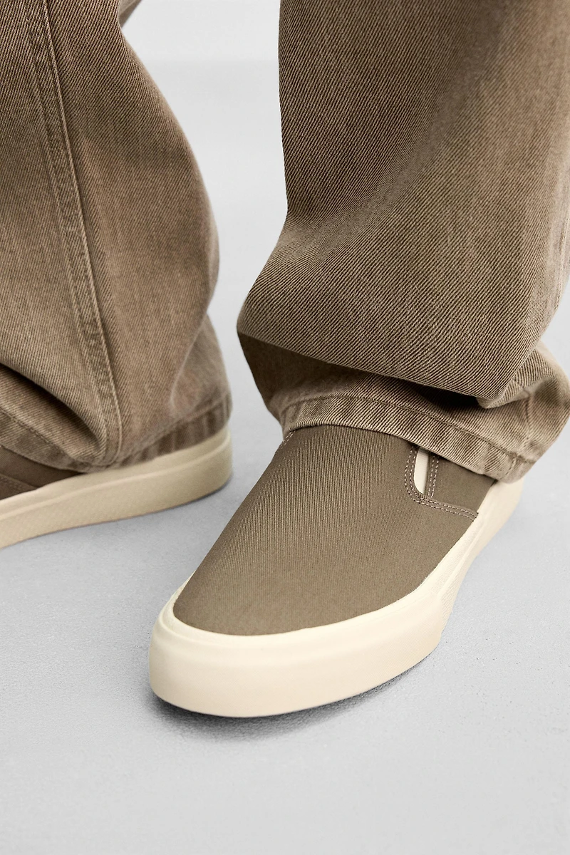 FABRIC LACELESS SNEAKERS
