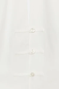 TOP À ENCOLURE AMÉRICAINE ET BOUTONS