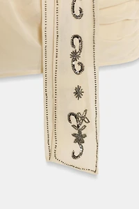 CHEMISE EN CRÊPE GEORGETTE AVEC FOULARD ET FANTAISIE