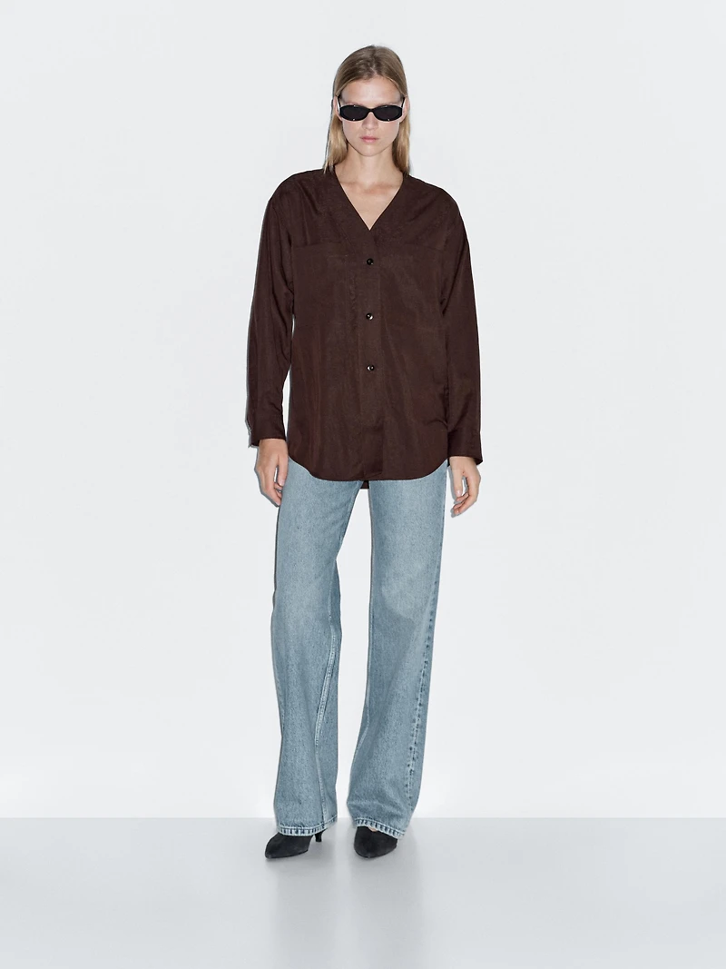 V-neck shirt with pockets