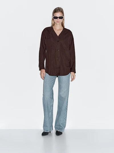 V-neck shirt with pockets