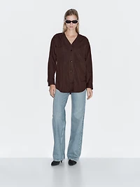 V-neck shirt with pockets