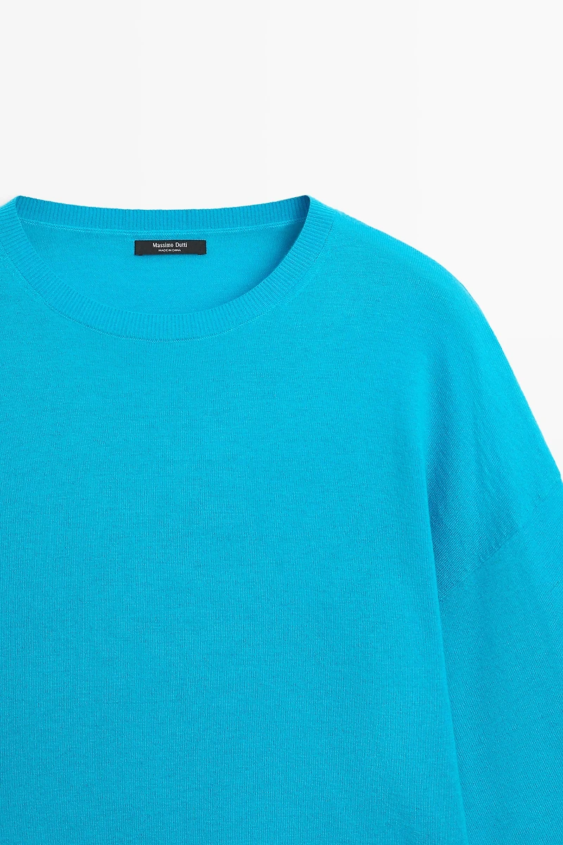 Round neck knit sweater