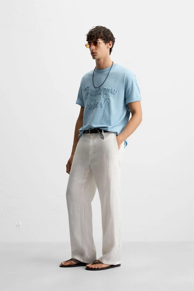T-SHIRT AVEC INSCRIPTION EN RELIEF