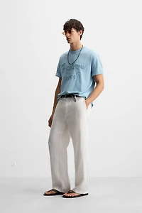 T-SHIRT AVEC INSCRIPTION EN RELIEF