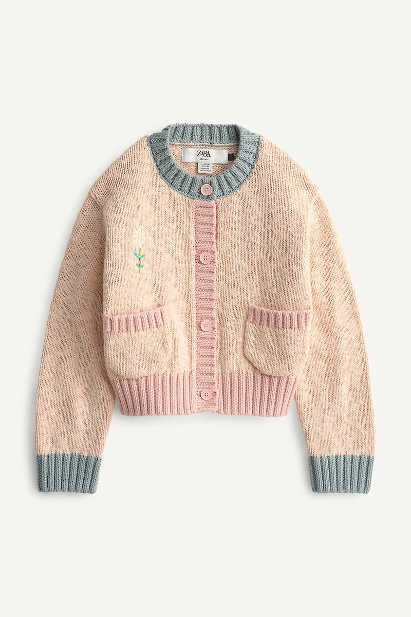 GILET EN MAILLE COLOR BLOCK FLEUR BRODÉE ÉDITION LIMITÉE