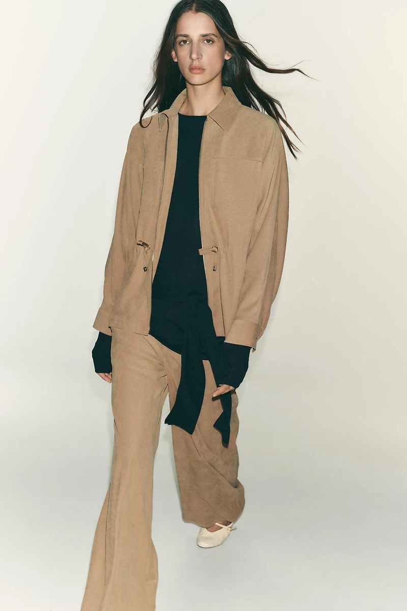 VESTE À POCHES ET TAILLE AJUSTABLE