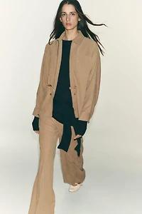 VESTE À POCHES ET TAILLE AJUSTABLE