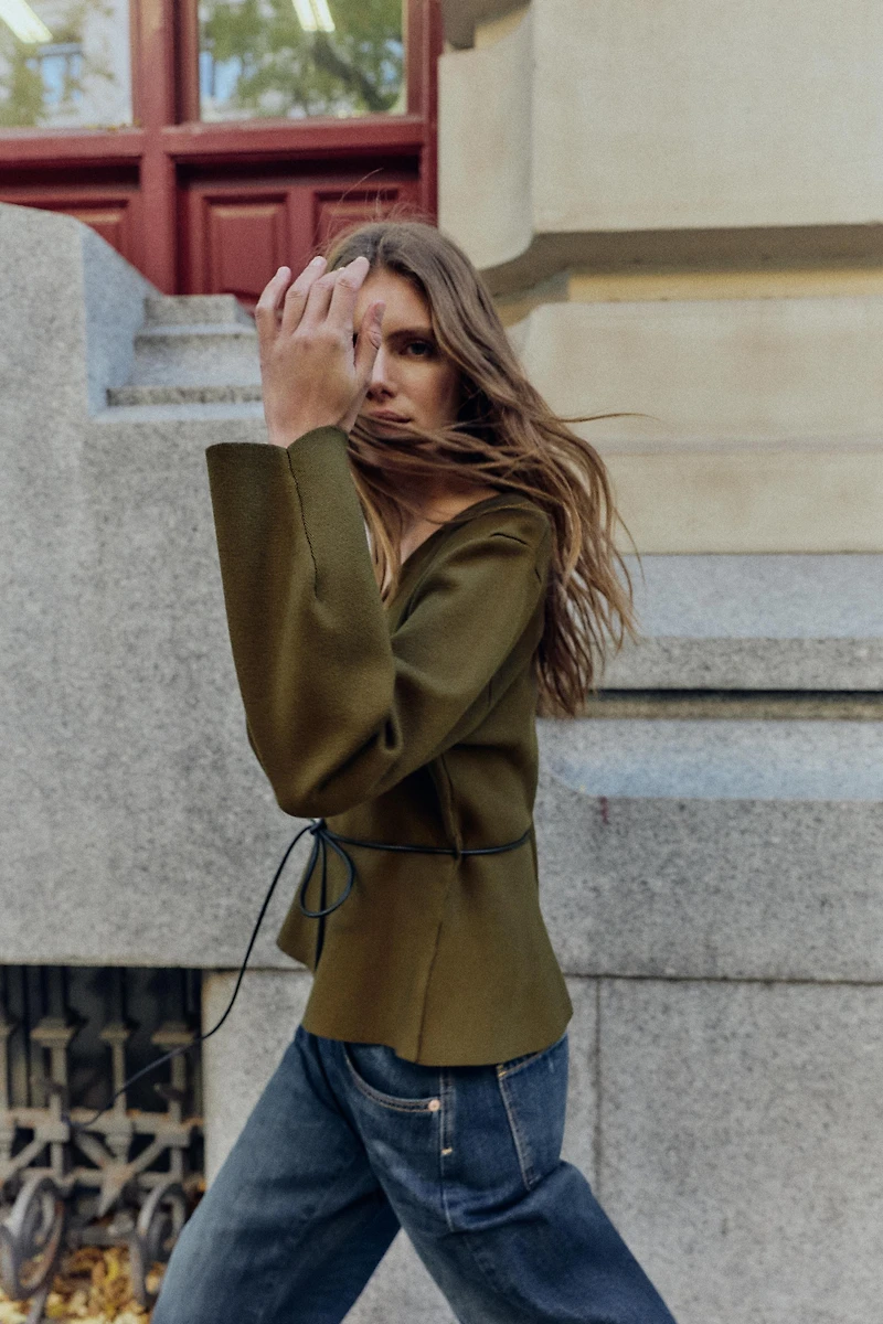 GILET EN MAILLE AVEC CEINTURE