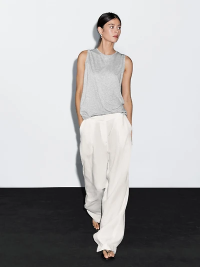 Sleeveless round neck T-shirt
