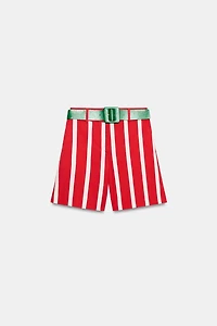 SHORT À RAYURES AVEC CEINTURE
