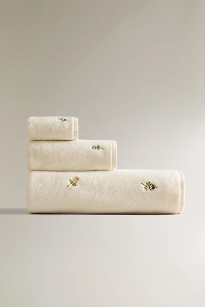 BATH TOWEL WITH FLORAL EMBROIDERY