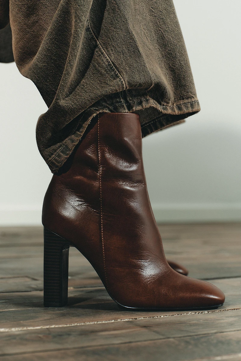 BOTTINES EN CUIR À TALONS LARGES