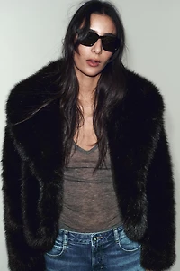 MANTEAU COURT EFFET FOURRURE COL REVERS