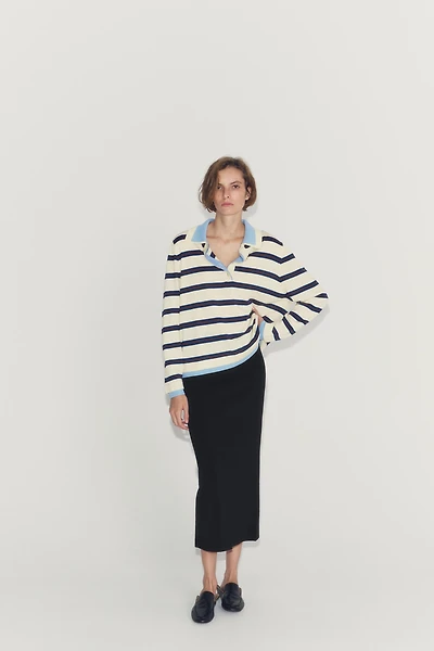 POLO EN MAILLE COMBINÉ À RAYURES