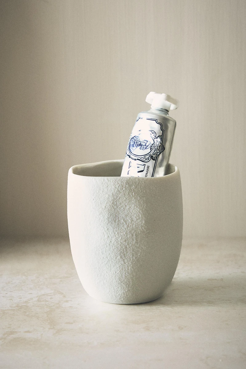 TEXTURED TOOTHBRUSH HOLDER