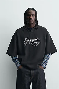 POLO STRUCTURÉ AVEC TEXTE BRODÉ