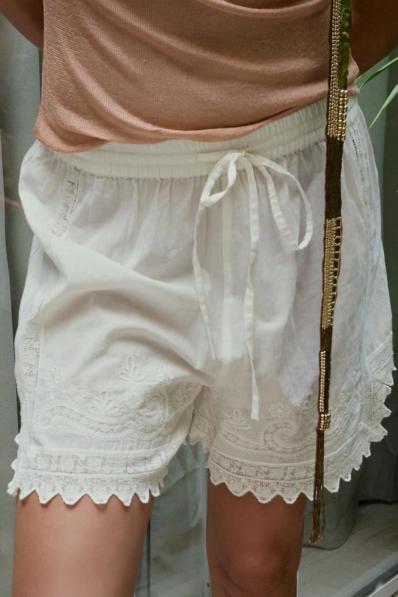 FLORAL EMBROIDERED LACE SHORTS