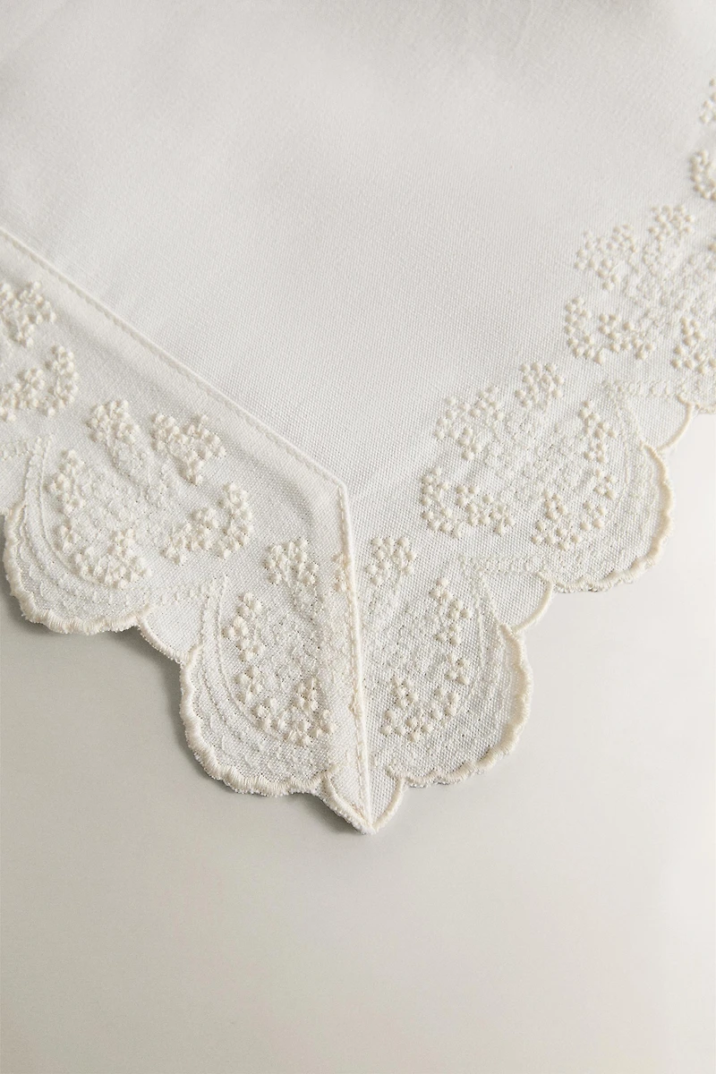 CHEMIN DE TABLE BRODÉ DENTELLE