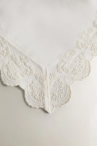 CHEMIN DE TABLE BRODÉ DENTELLE