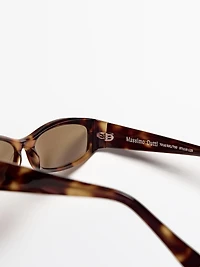 Petites lunettes de soleil allongées