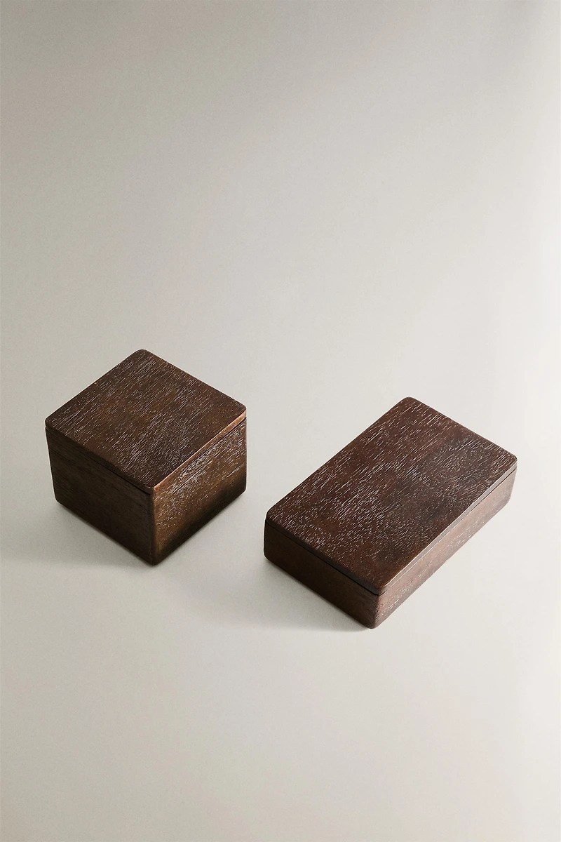 WOODEN BOX WITH A MAGNET