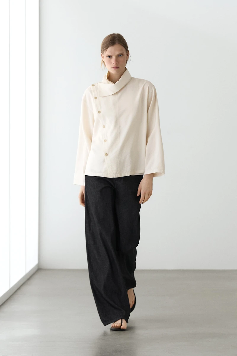 Flowing shirt with asymmetric buttons