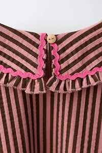 ROBE À RAYURES ET COL CLAUDINE