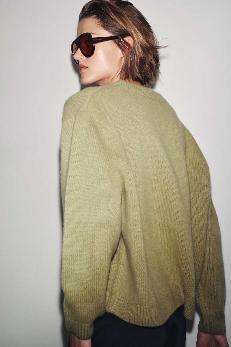 PULL BASIQUE EN MAILLE 100 % LAINE COL V