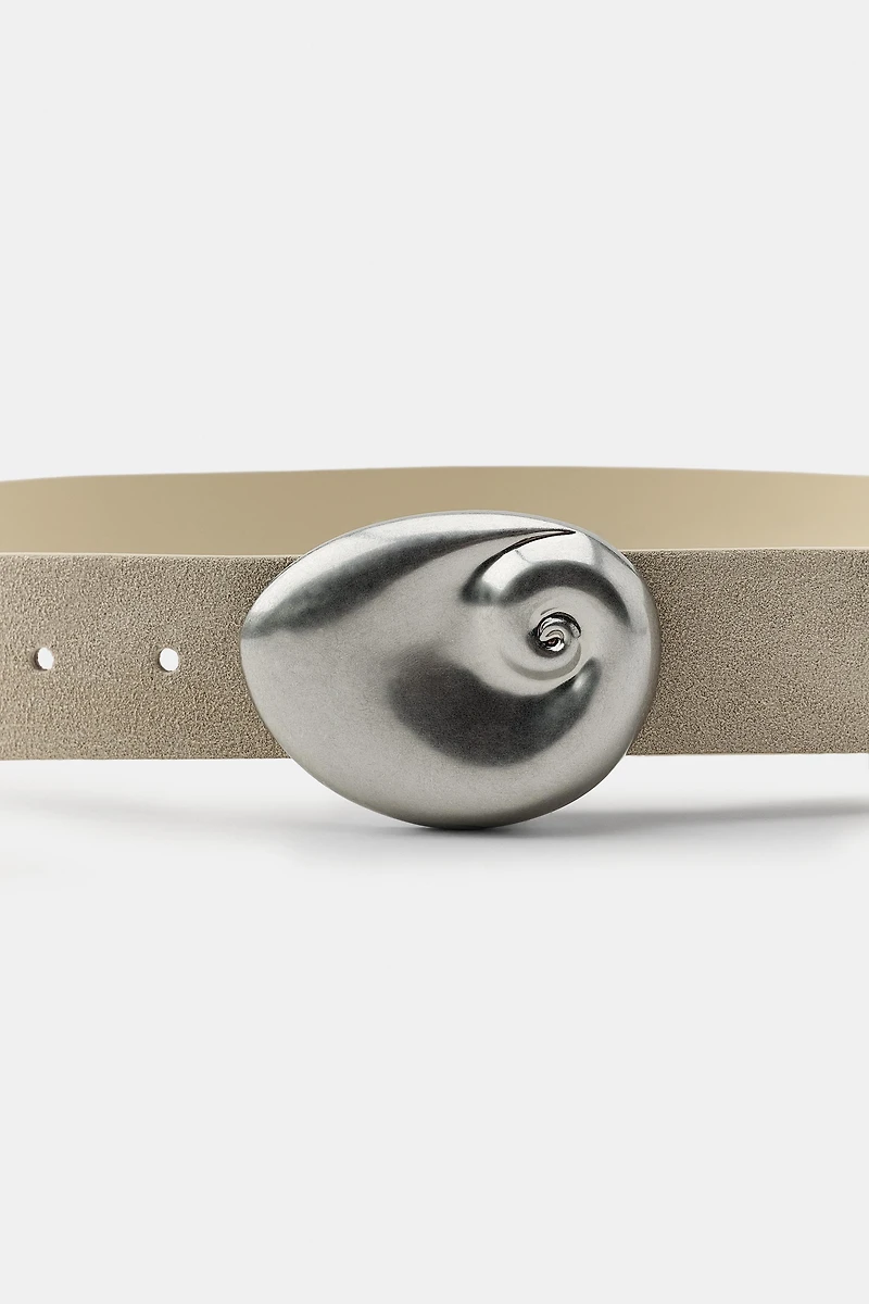CEINTURE EN CROÛTE DE CUIR À BOUCLE COQUILLAGE