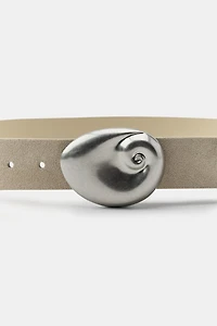 CEINTURE EN CROÛTE DE CUIR À BOUCLE COQUILLAGE