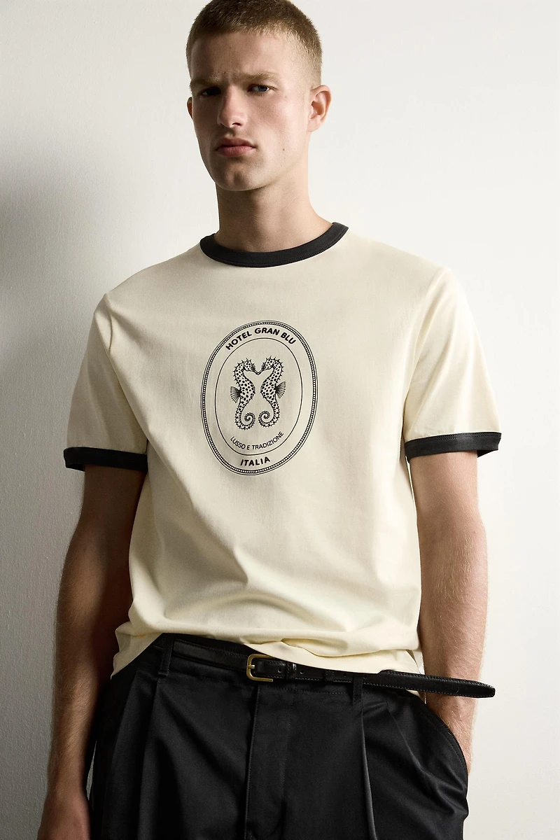 T-SHIRT CÔTELÉ IMPRIMÉ À CONTRASTE