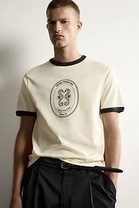 T-SHIRT CÔTELÉ IMPRIMÉ À CONTRASTE