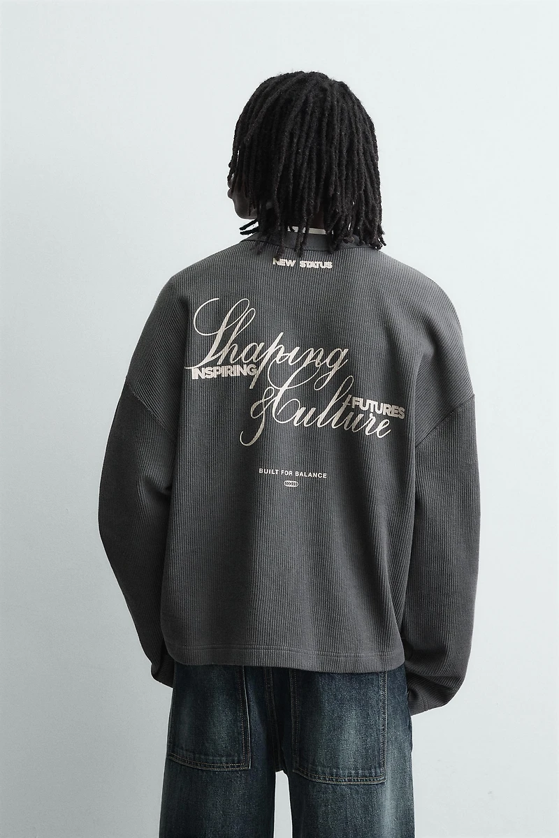 TEXTURED PRINTED TEXT SWEATSHIRT