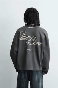 TEXTURED PRINTED TEXT SWEATSHIRT