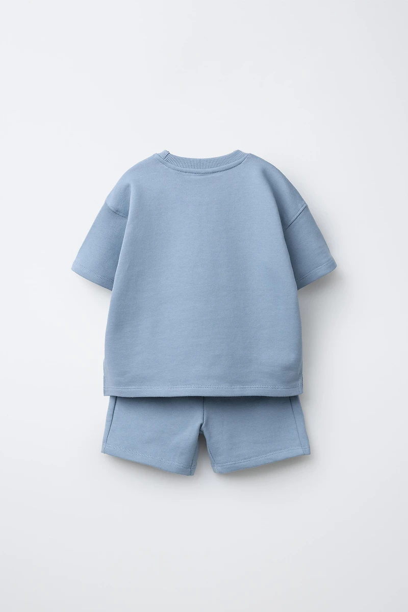 ENSEMBLE JOGGING T-SHIRT ET BERMUDA À ÉTIQUETTE