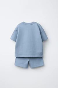 ENSEMBLE JOGGING T-SHIRT ET BERMUDA À ÉTIQUETTE