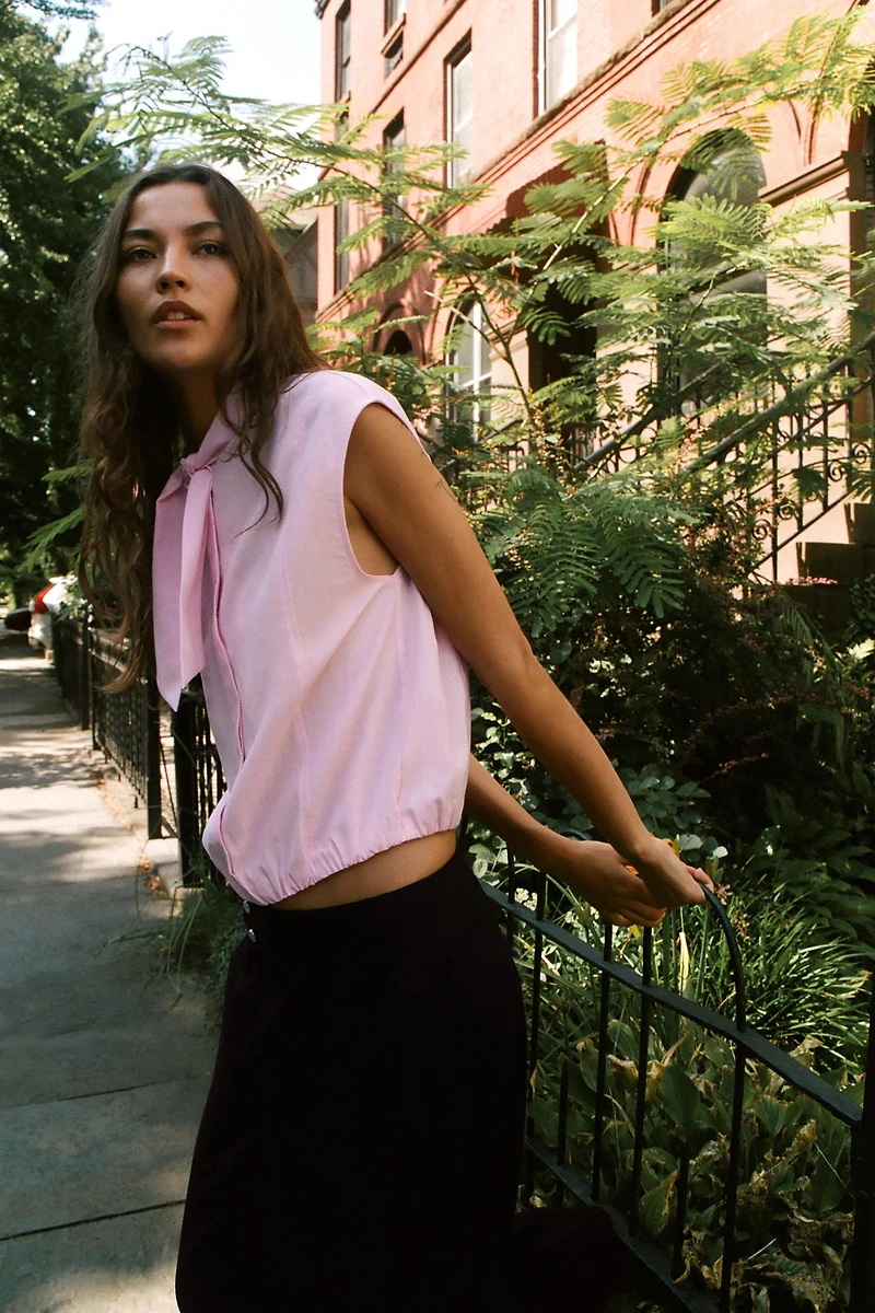 BLOUSE À NŒUD SANS MANCHES