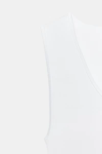 SLEEVELESS T-SHIRT