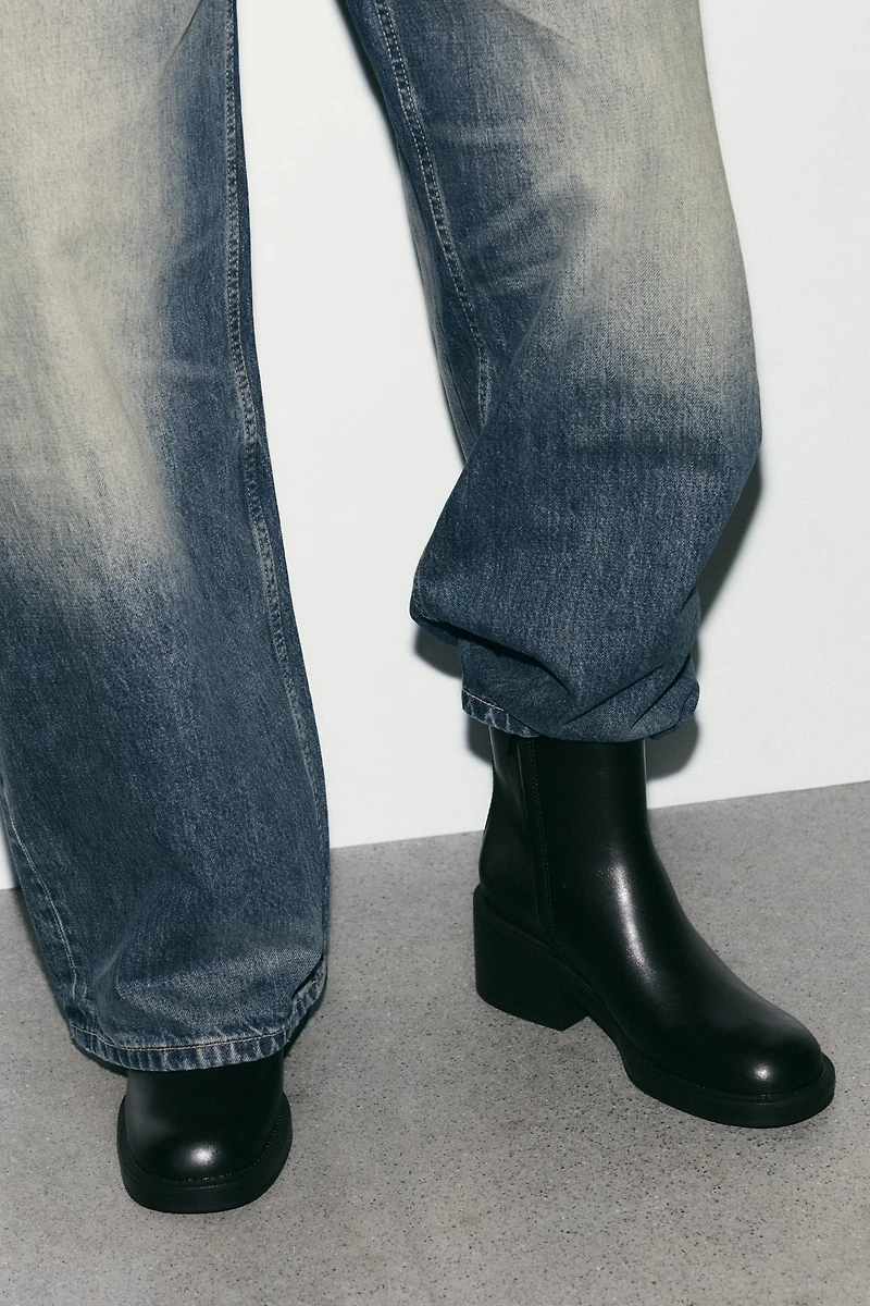 BOTTINES À TALONS ÉPAIS