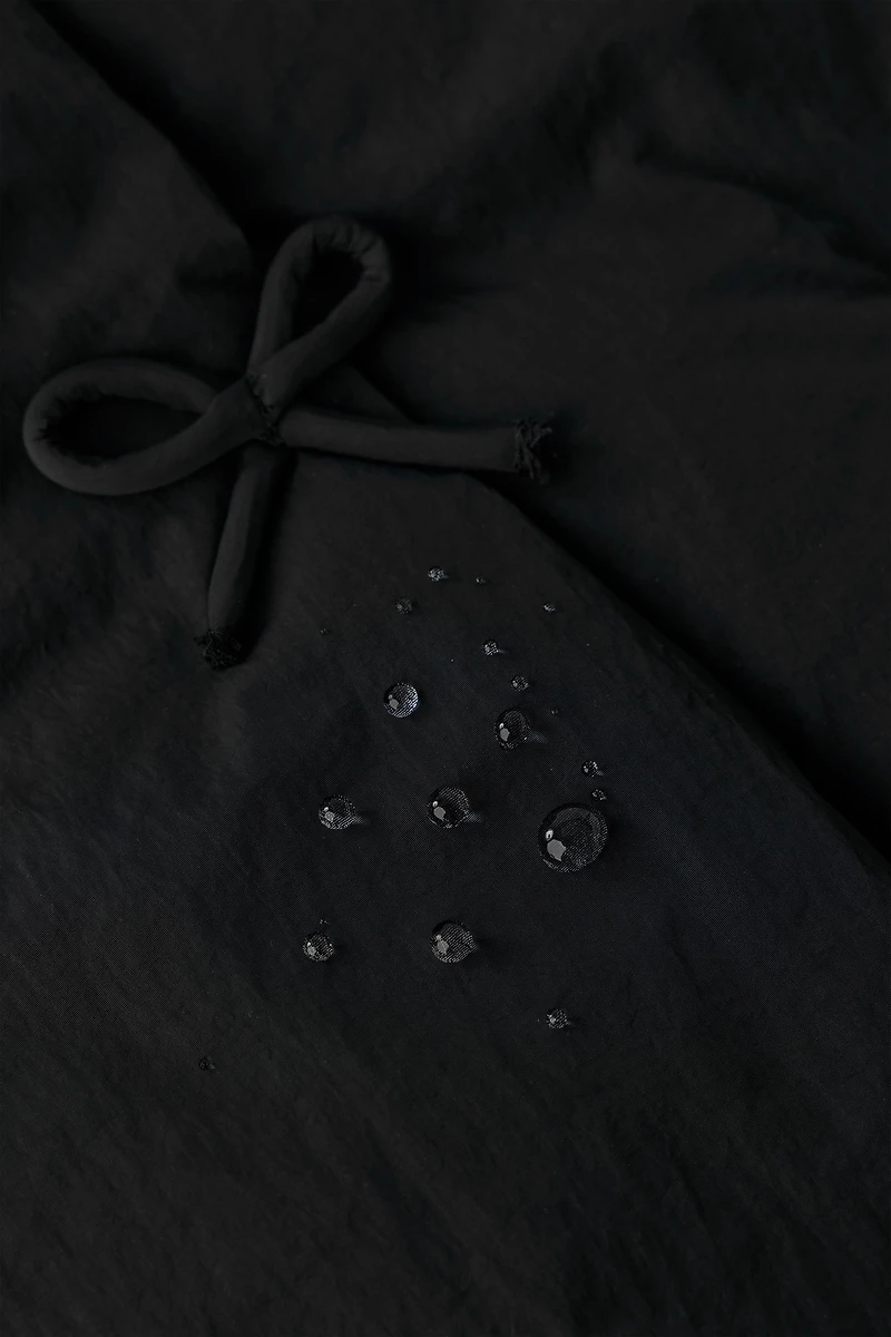 MANTEAU À BOUTONNAGE CROISÉ AVEC CAPUCHE ET LACETS