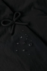 MANTEAU À BOUTONNAGE CROISÉ AVEC CAPUCHE ET LACETS