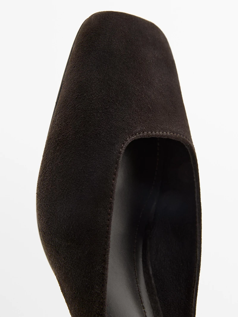 Heeled shoes with square vamp