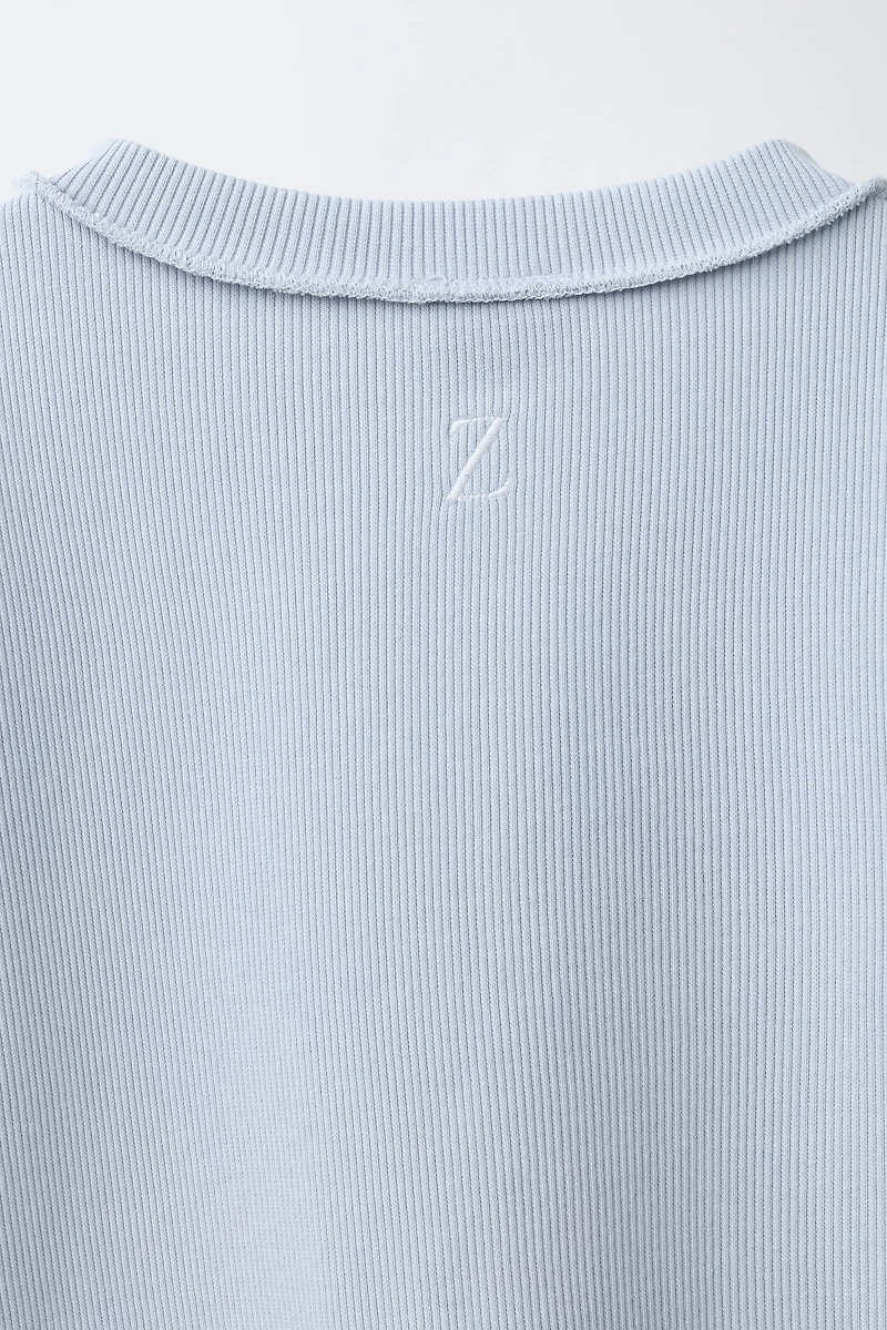 T-SHIRT SURJETÉ À BOUTONS