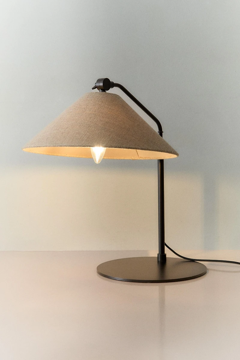METAL BASE TABLE LAMP